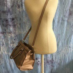 🌻Merona Tan and Gold Faux Leather Crossbody Bag🌻